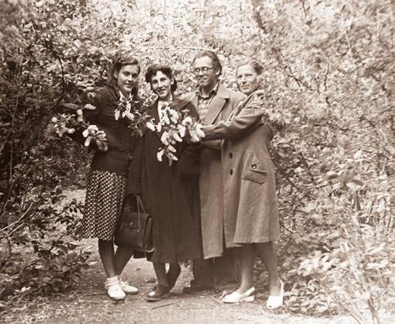 Лидия и Юло со знакомыми перед отъездом из Караганды. 1956