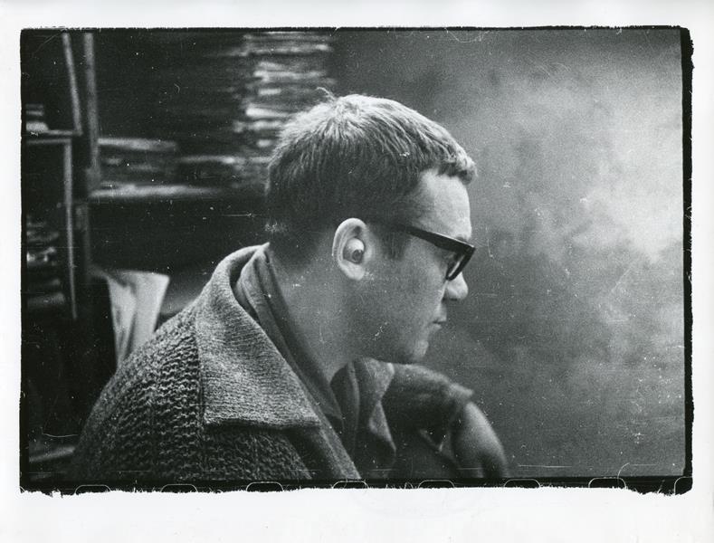 Ülo Sooster Ilja Kabakovi ateljees Moskvas. U 1965. Foto: Jaan Klõšeiko. Eesti Kunstimuuseum